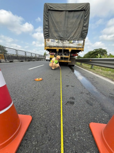 ĐẶT BIỂN CẢNH BÁO 3,5M TRÊN CAO TỐC